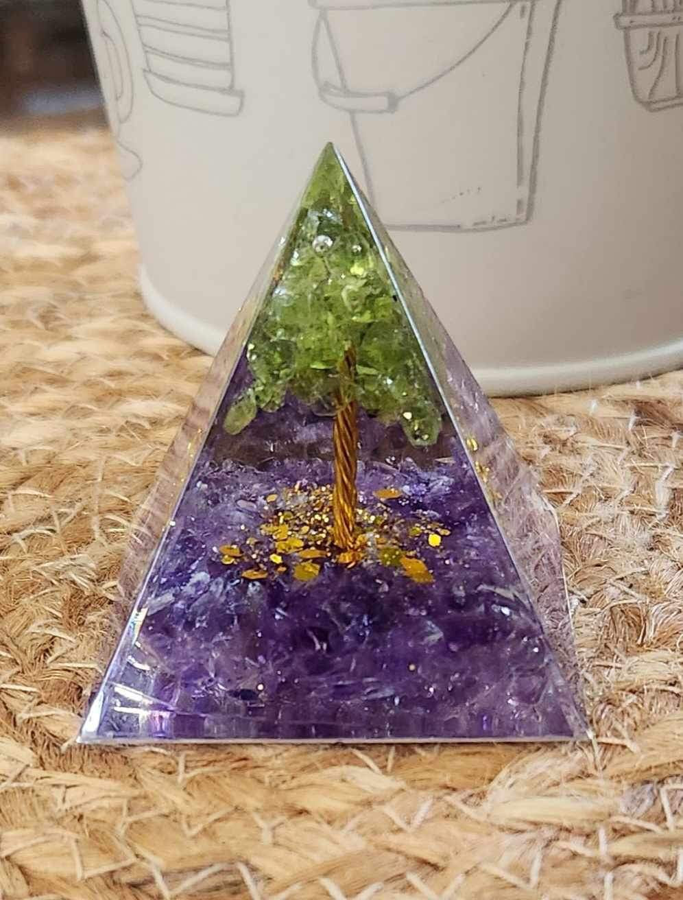 Pyramide Orgonite avec pierres - Améthyste et Péridot