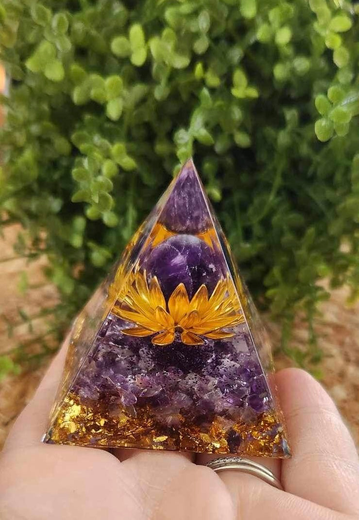 Pyramide Orgonite avec pierres - Améthyste