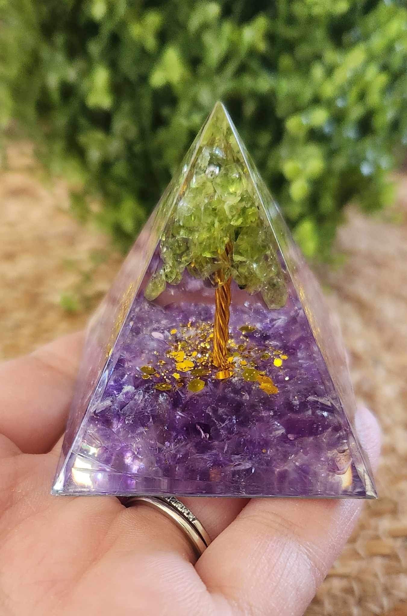 Pyramide Orgonite avec pierres - Améthyste et Péridot