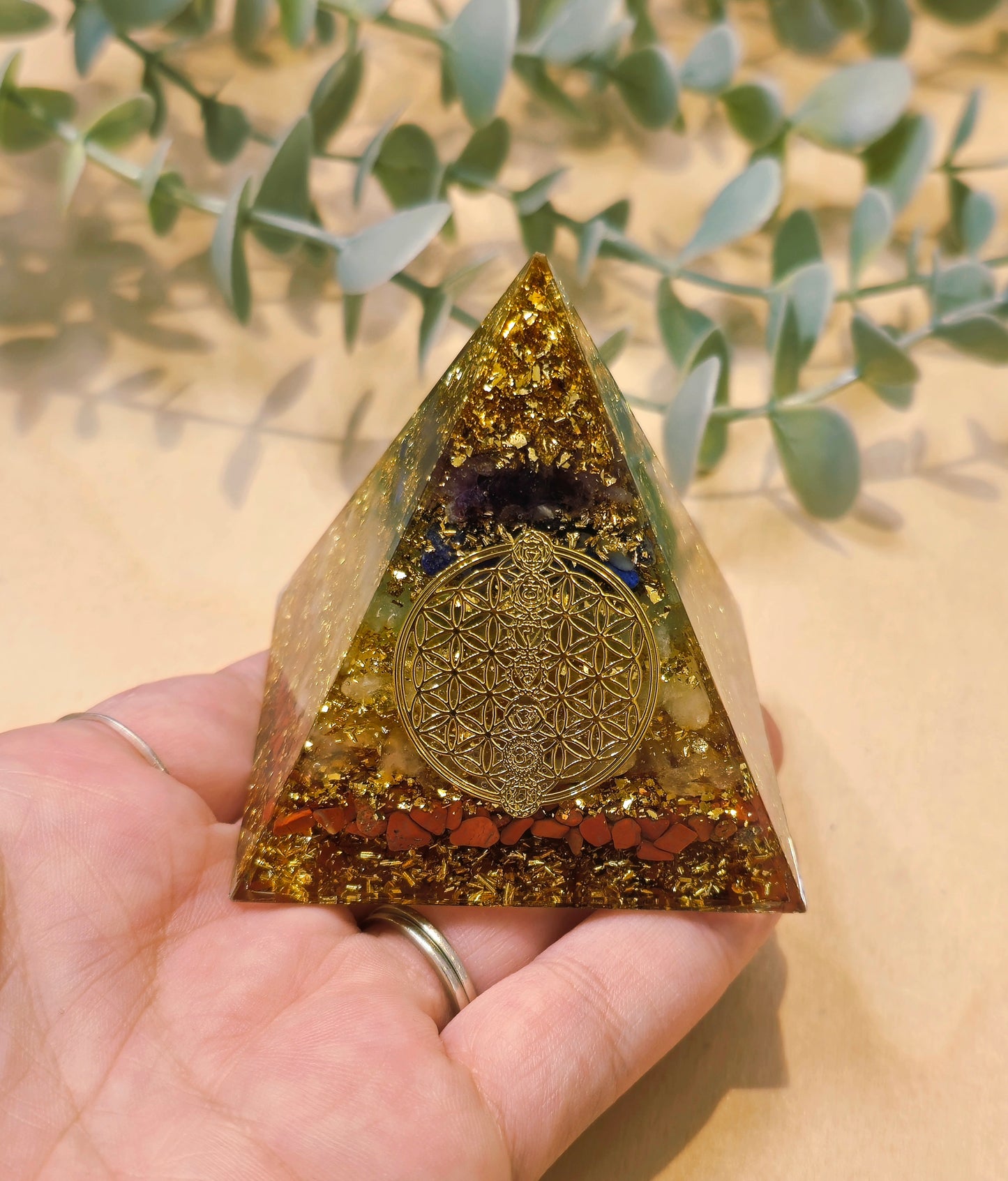 Pyramide Orgonite avec pierres - Chakras et Fleur de vie
