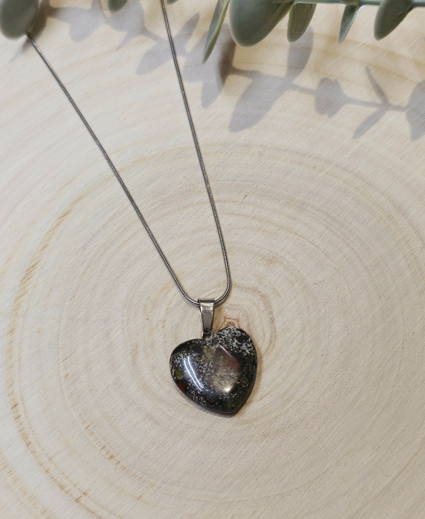 Collier en coeur en Jaspe sang de dragon