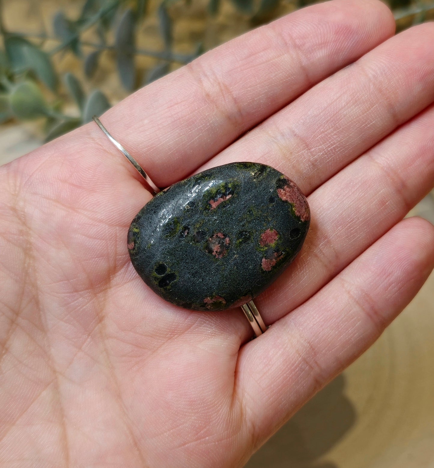 Pierre de paume mince Obsidienne Snowflake rouge