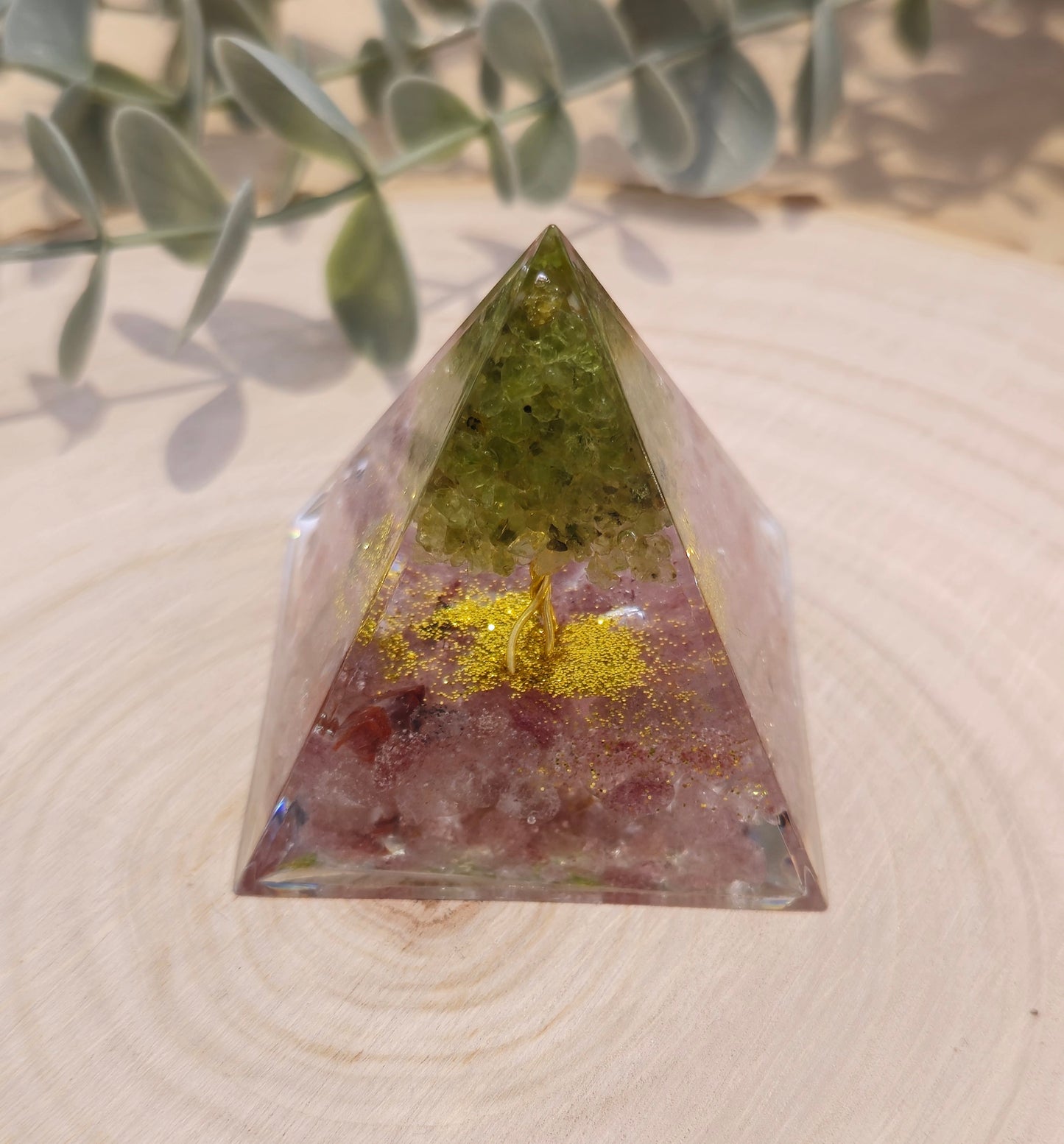 Pyramide Orgonite avec pierres- Quartz fraise et Péridot