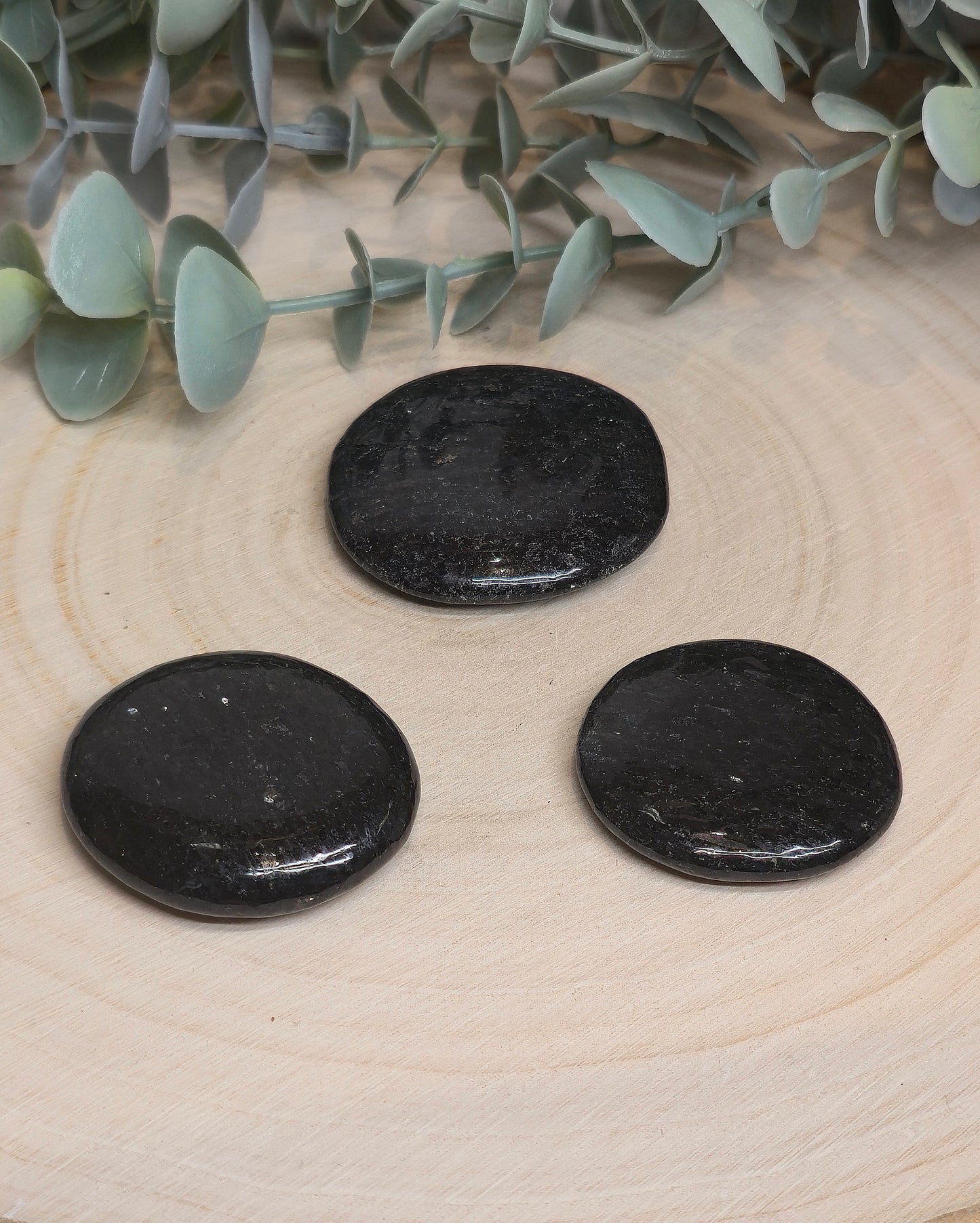 Pierre de paume mince Nuummite