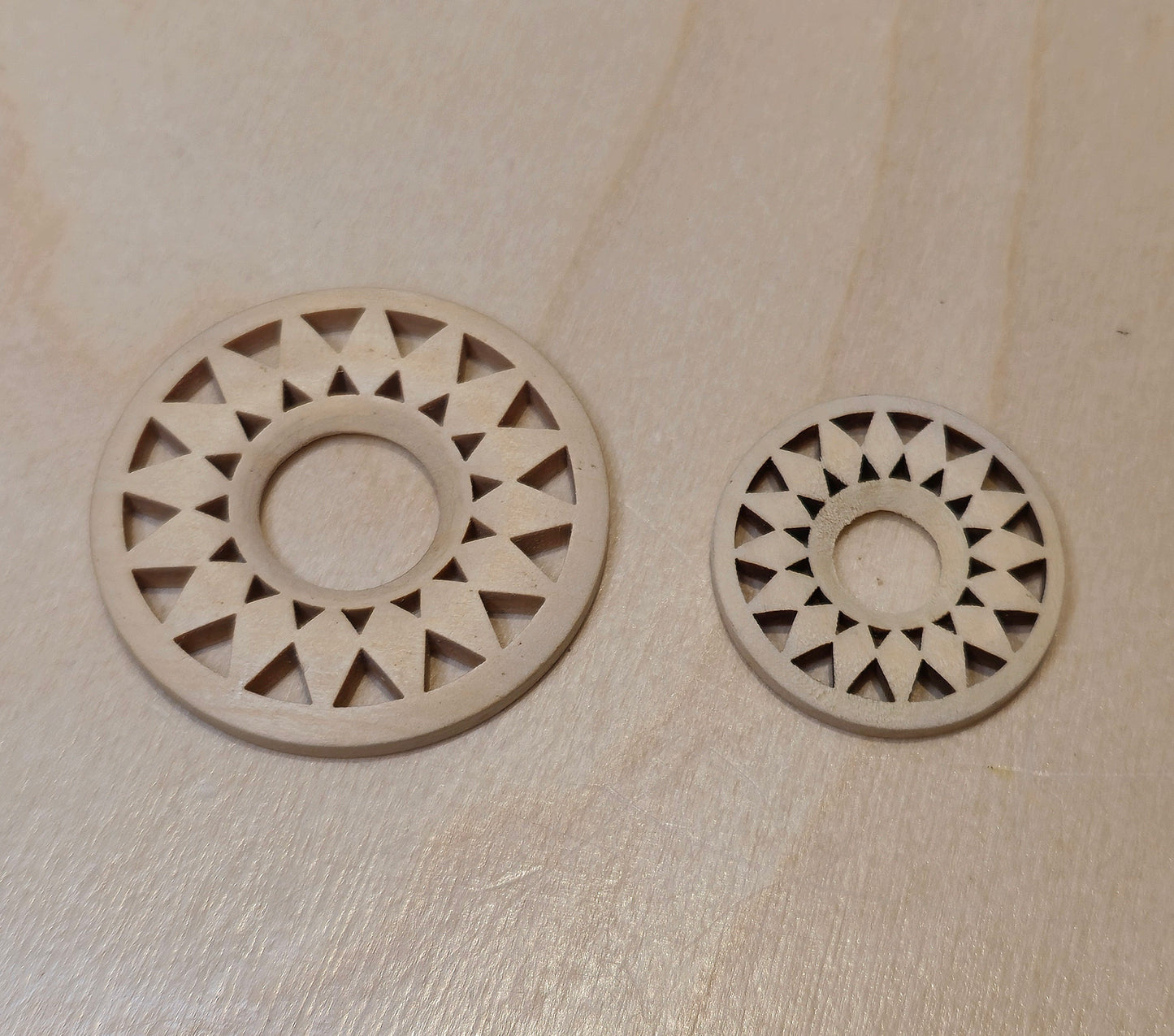 Support de bois bombé pour sphère