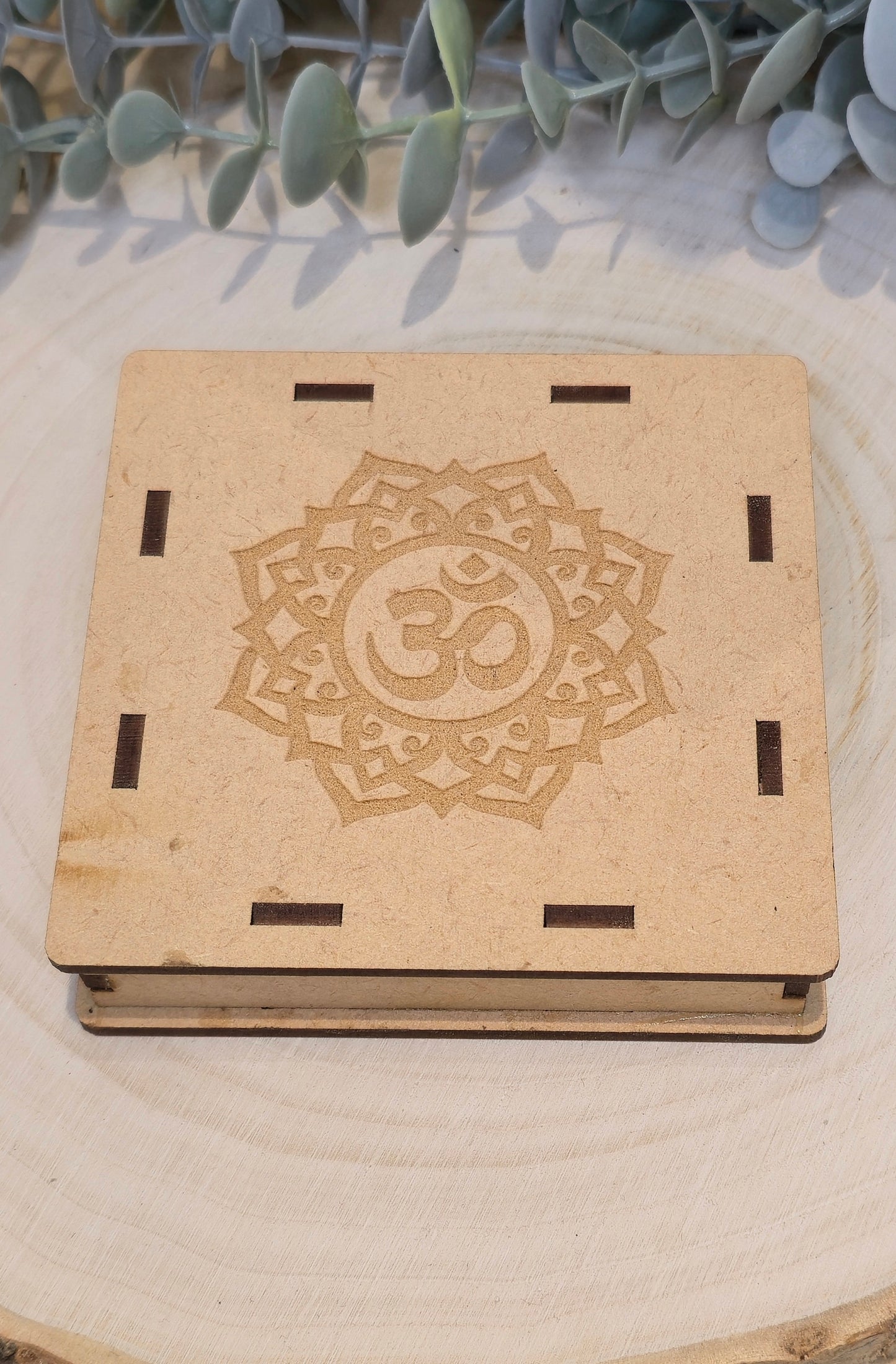 Sélénite Mandala OM gravé