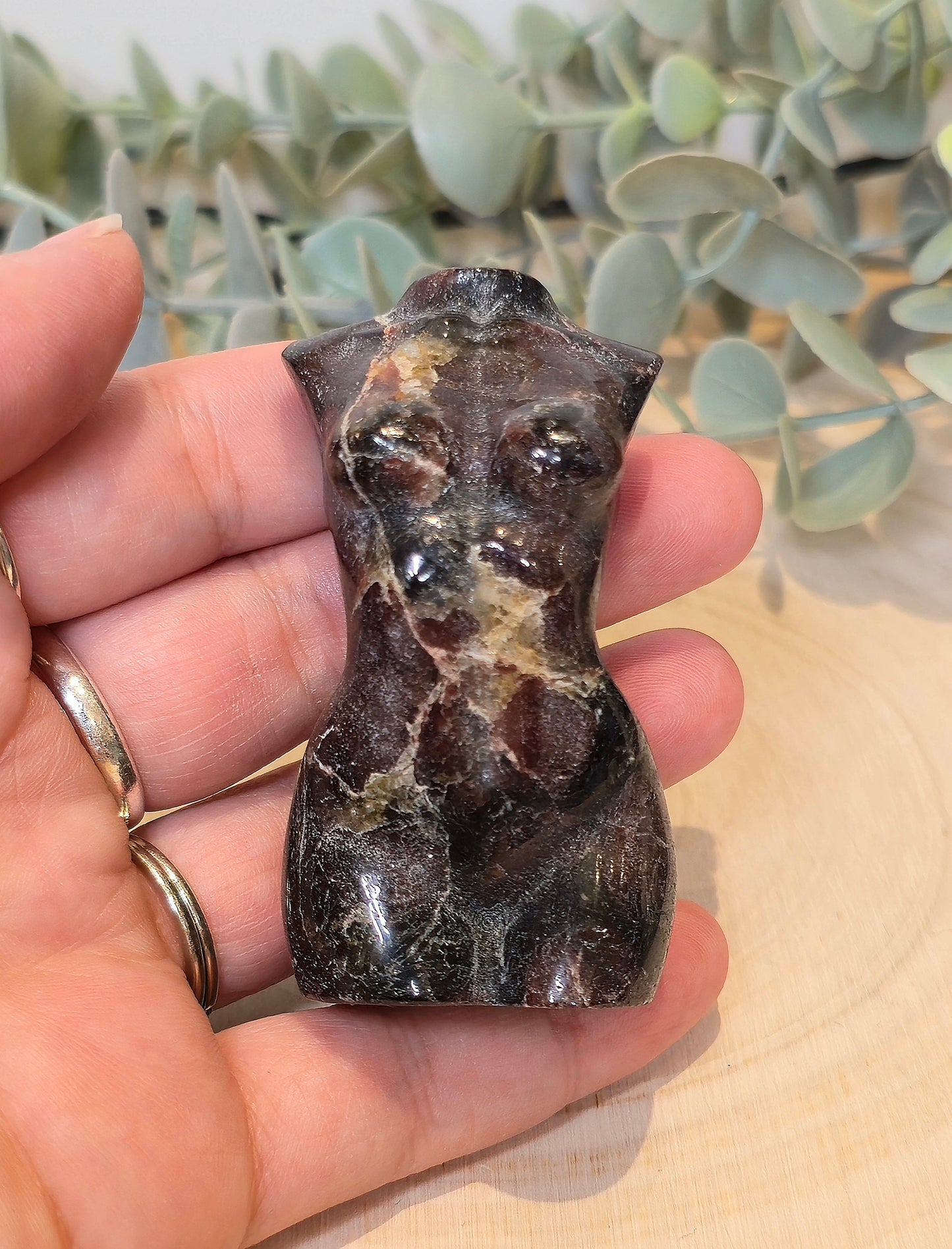 Femme Grenat dans astrophyllite