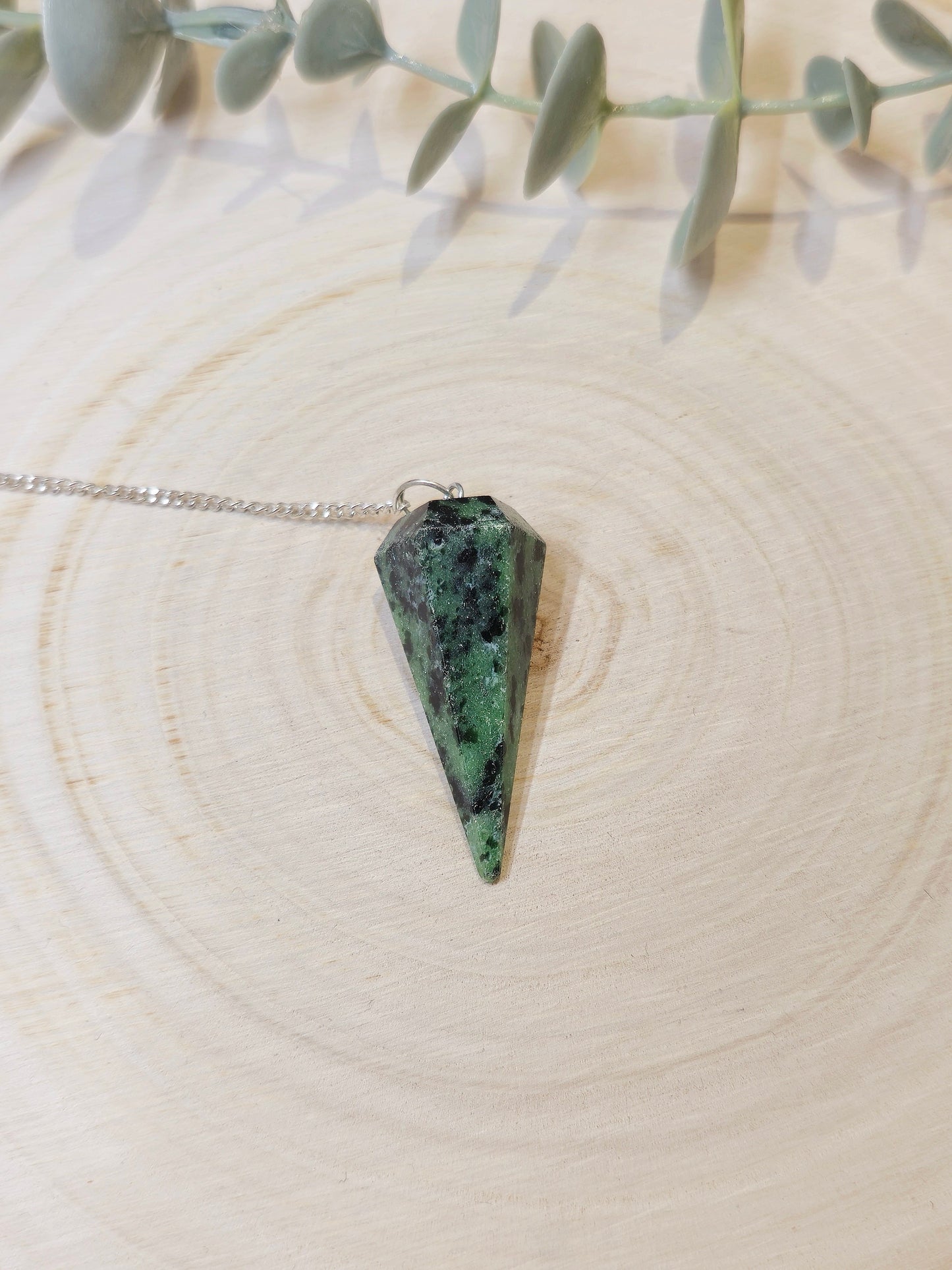 Pendule en Rubis zoïsite