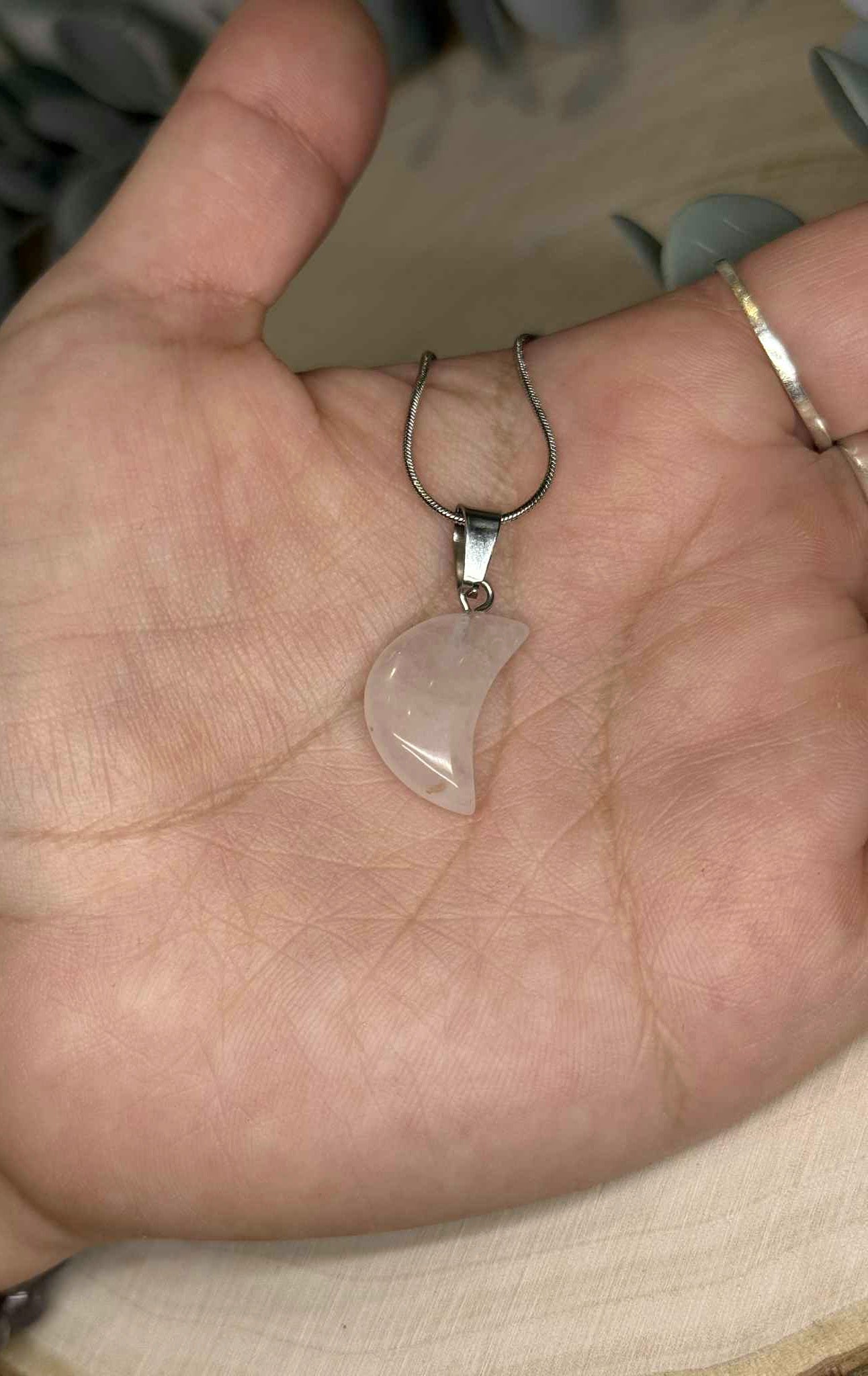 Collier en mini lune en Quartz rose
