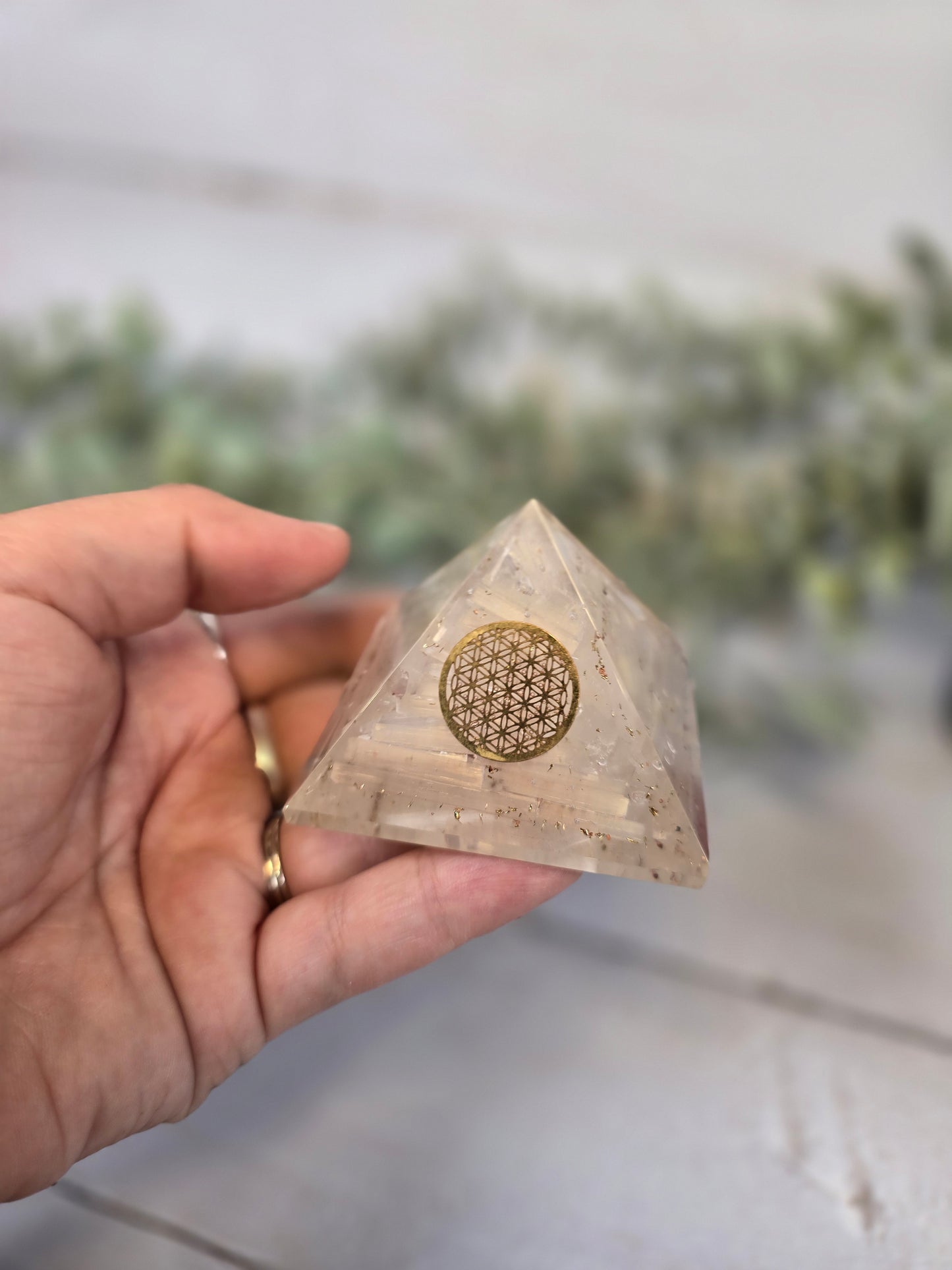 Pyramide Orgonite avec pierres - Sélénite avec Fleur de vie