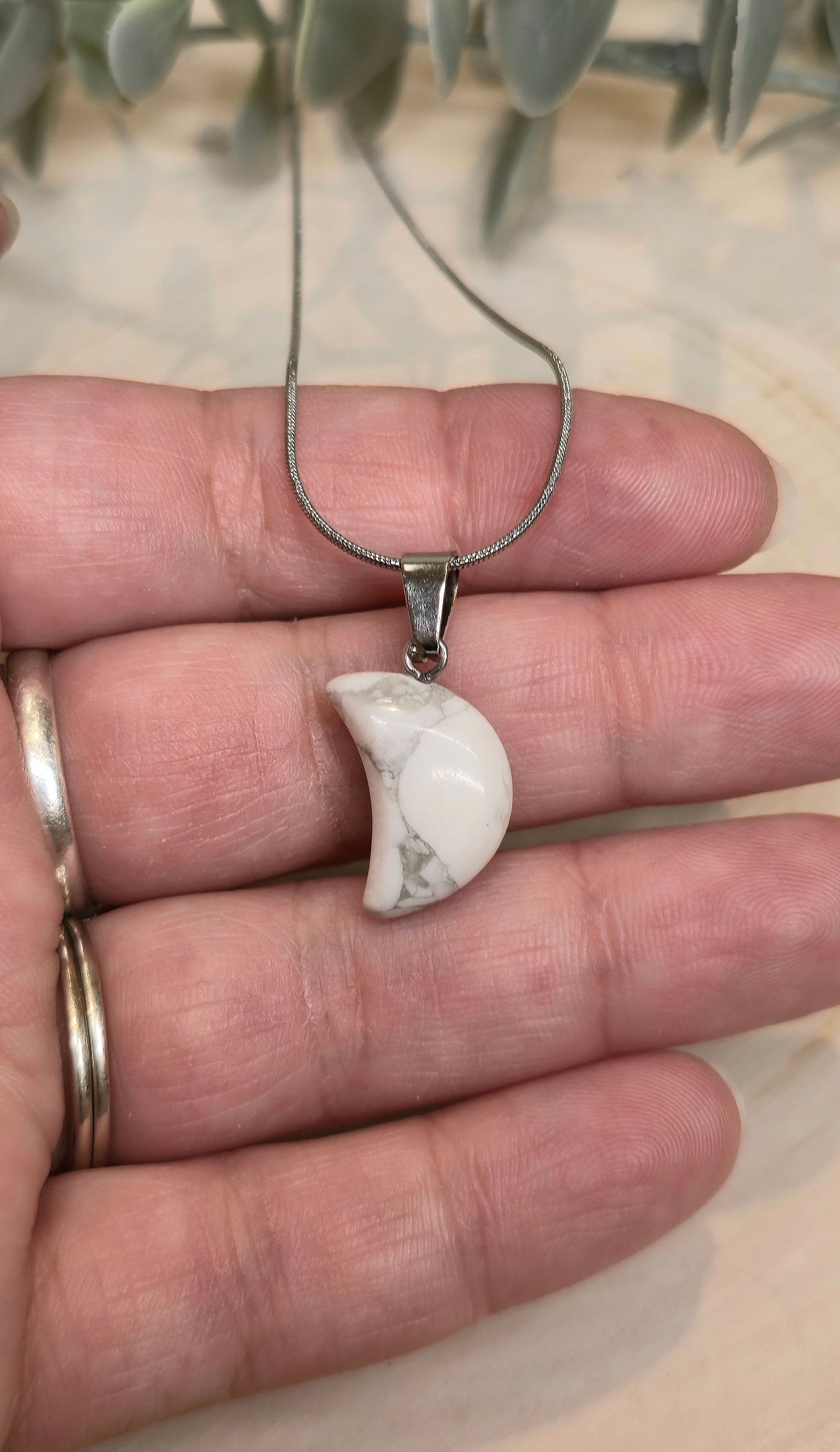 Collier en mini lune en Howlite