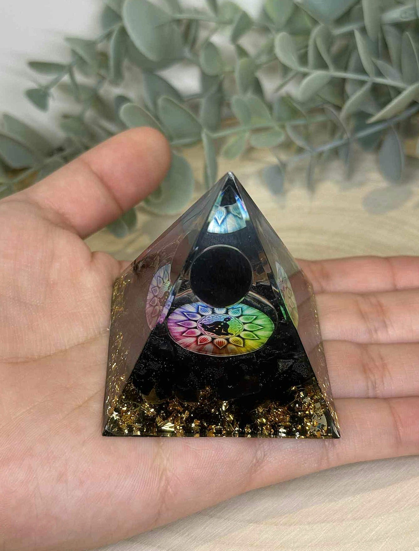 Pyramide Orgonite avec pierres - Obsidienne avec chakras