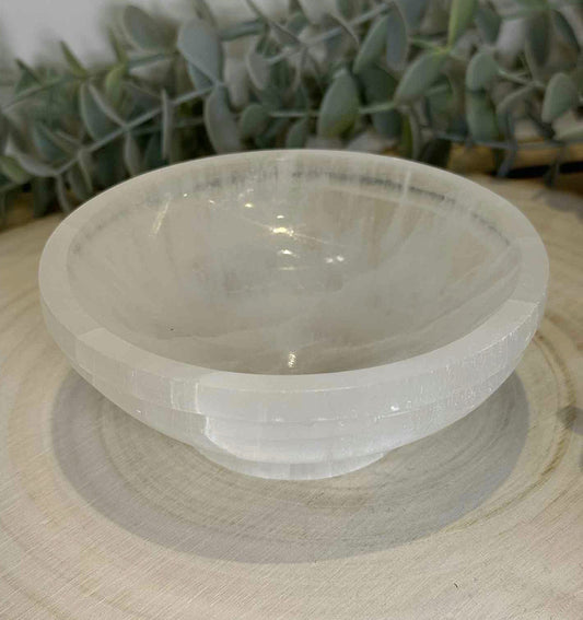 Bol de sélénite rond avec design courbé