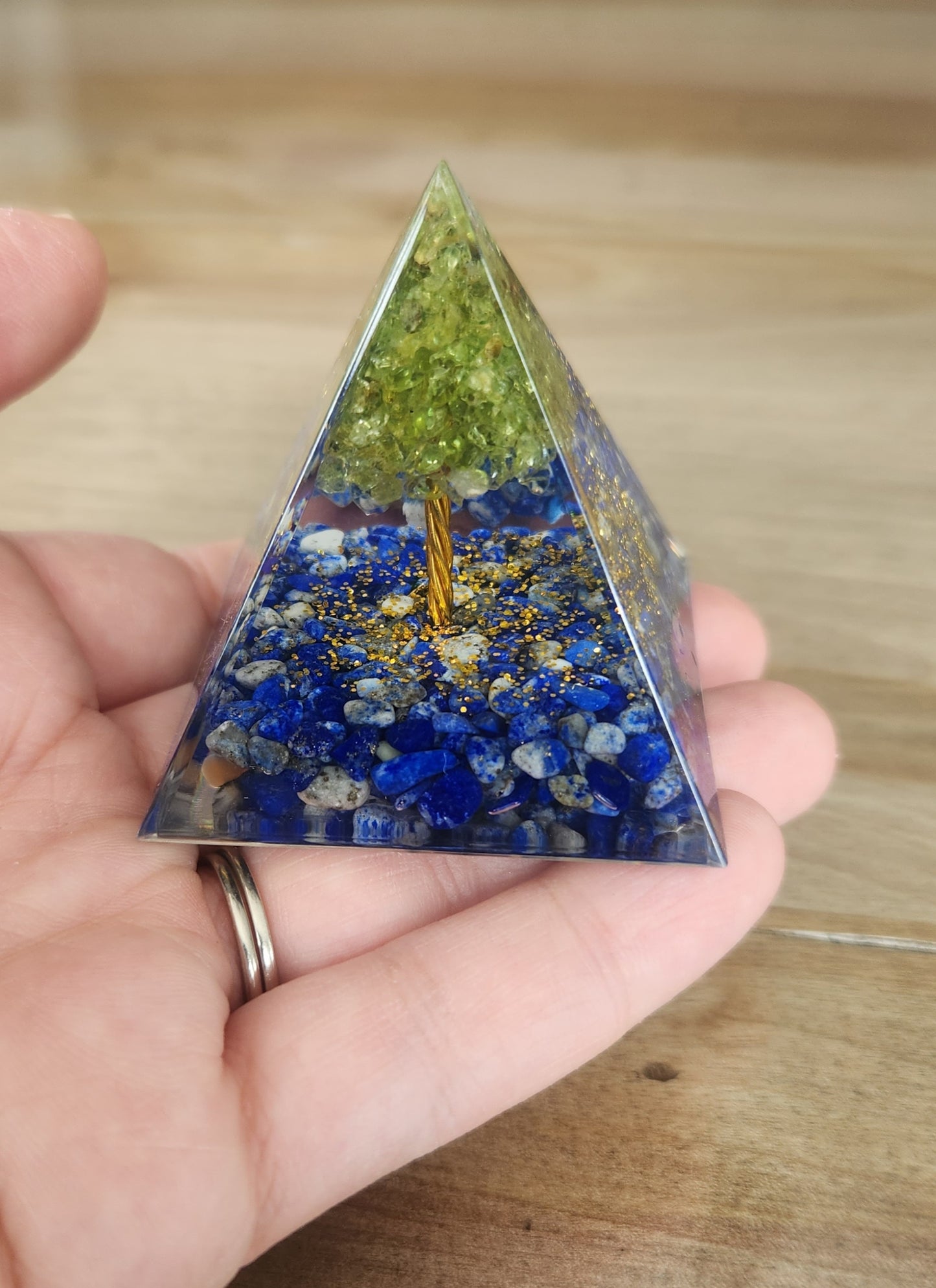 Pyramide Orgonite avec pierres- Lapis Lazuli et Péridot