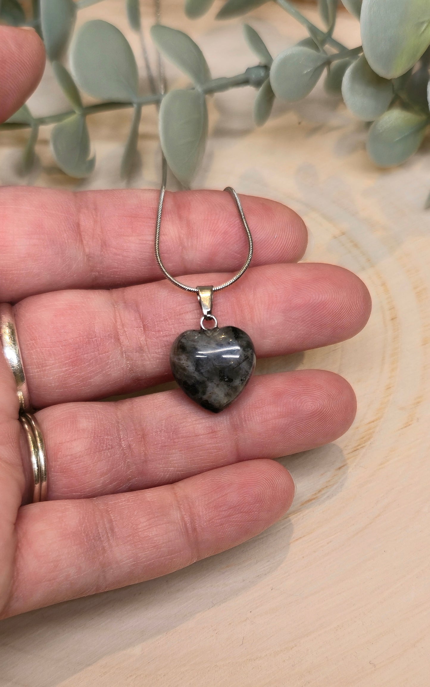 Collier en mini coeur en Larvikite