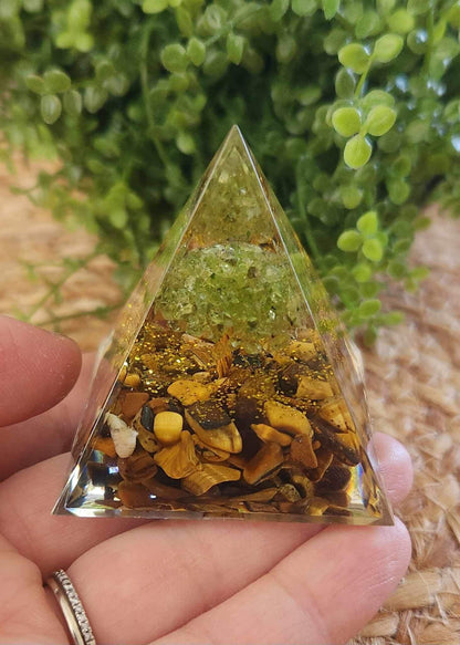 Pyramide Orgonite avec pierres - Oeil de tigre et Péridot