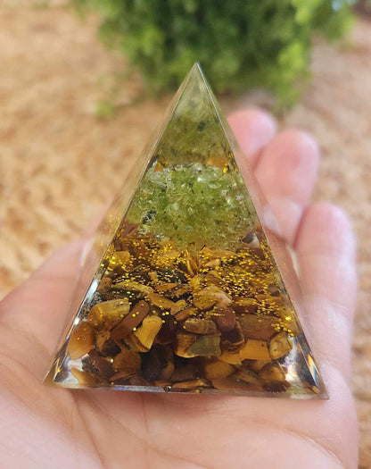 Pyramide Orgonite avec pierres - Oeil de tigre et Péridot