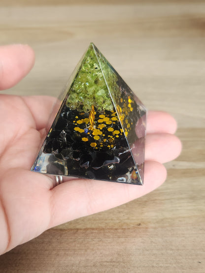 Pyramide Orgonite avec pierres - Obsidienne et Péridot