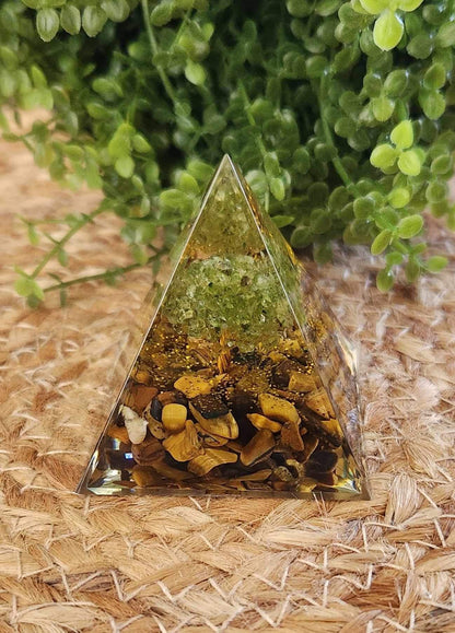 Pyramide Orgonite avec pierres - Oeil de tigre et Péridot