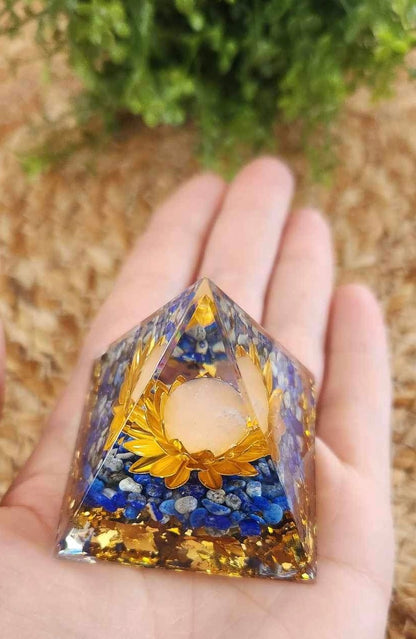 Pyramide Orgonite avec pierres - Lapis Lazuli et Quartz rose