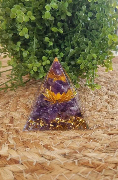 Pyramide Orgonite avec pierres - Améthyste