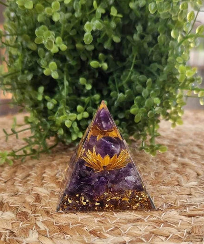 Pyramide Orgonite avec pierres - Améthyste