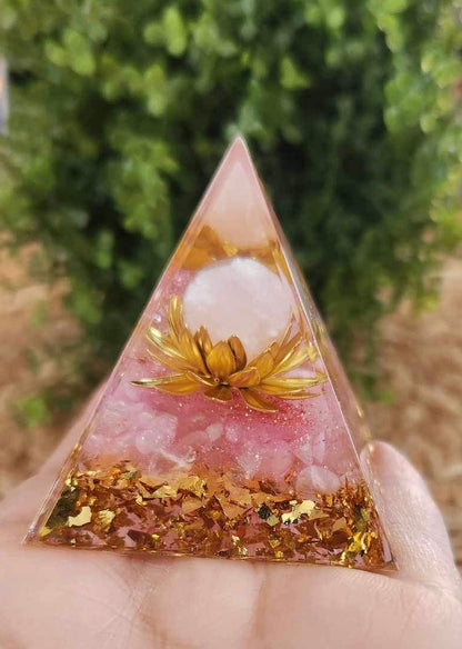 Pyramide Orgonite avec pierres - Quartz rose