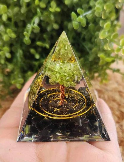 Pyramide Orgonite avec pierres - Obsidienne et Péridot avec spirale