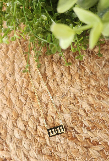 Collier Rectangle 11:11 gravé gold