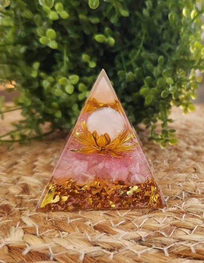 Pyramide Orgonite avec pierres - Quartz rose
