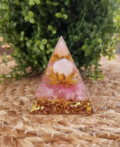 Pyramide Orgonite avec pierres - Quartz rose