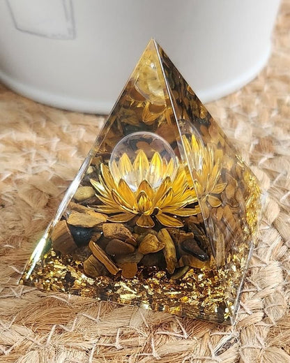 Pyramide Orgonite avec pierres - Oeil de tigre et Quartz clair