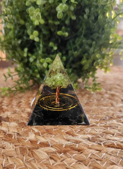 Pyramide Orgonite avec pierres - Obsidienne et Péridot avec spirale