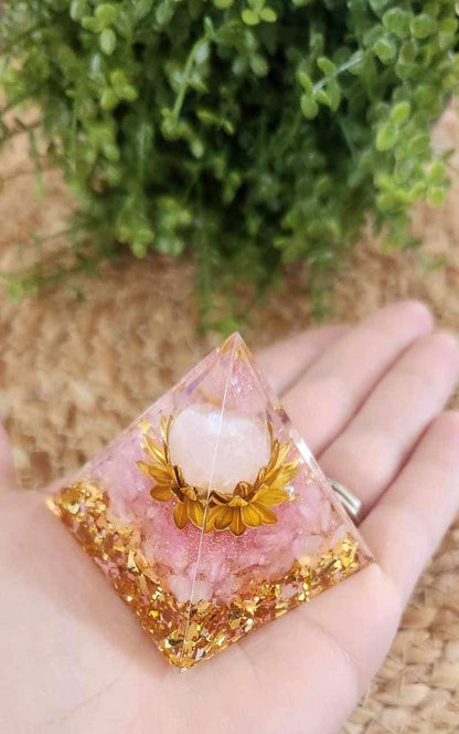 Pyramide Orgonite avec pierres - Quartz rose