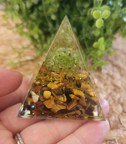 Pyramide Orgonite avec pierres - Oeil de tigre et Péridot