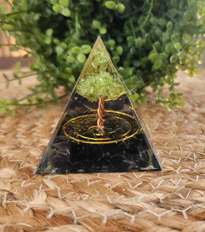 Pyramide Orgonite avec pierres - Obsidienne et Péridot avec spirale
