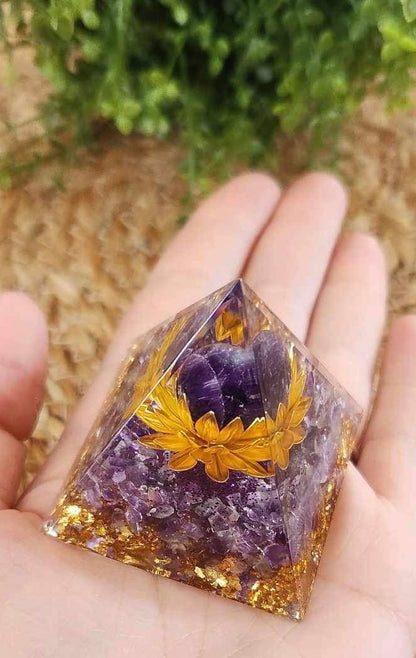 Pyramide Orgonite avec pierres - Améthyste