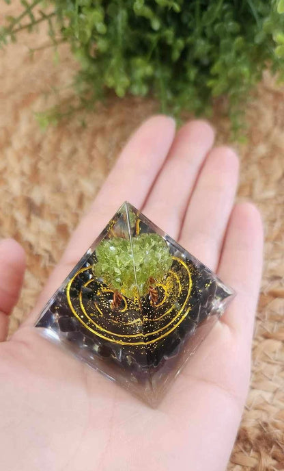 Pyramide Orgonite avec pierres - Obsidienne et Péridot avec spirale