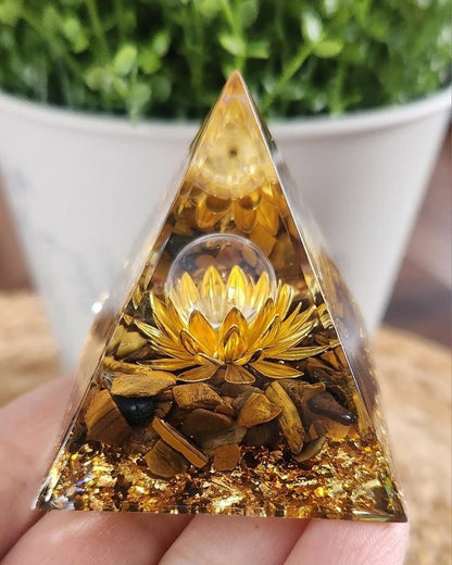 Pyramide Orgonite avec pierres - Oeil de tigre et Quartz clair