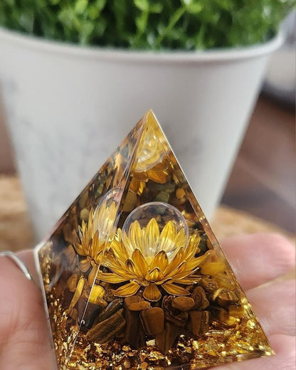 Pyramide Orgonite avec pierres - Oeil de tigre et Quartz clair