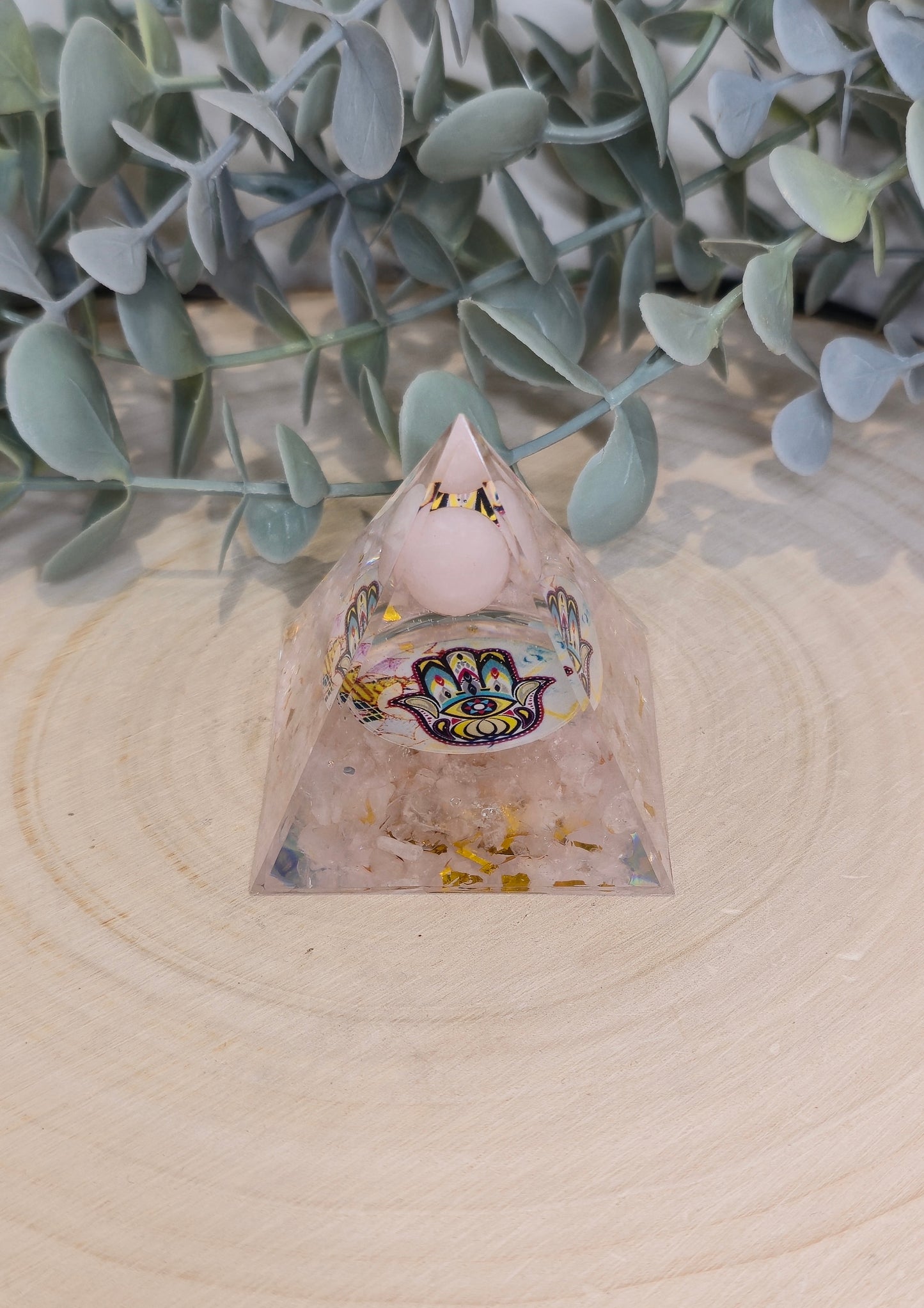 Pyramide Orgonite avec pierres - Quartz rose avec main de Fatima