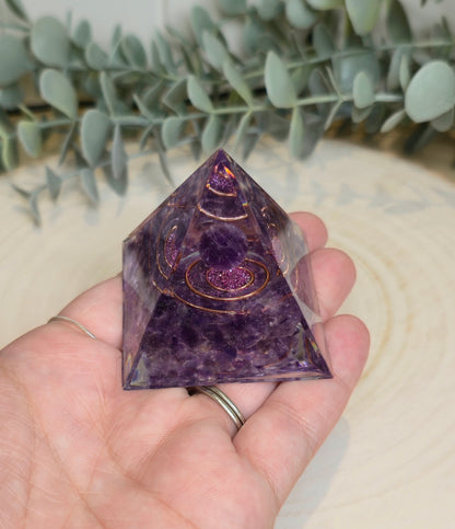Pyramide Orgonite avec pierres - Améthyste