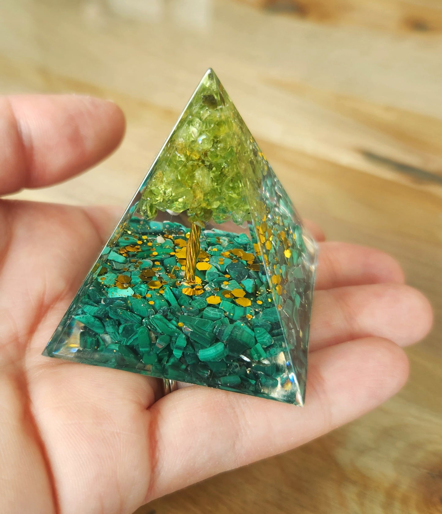 Pyramide Orgonite Malachite et péridot Arbre