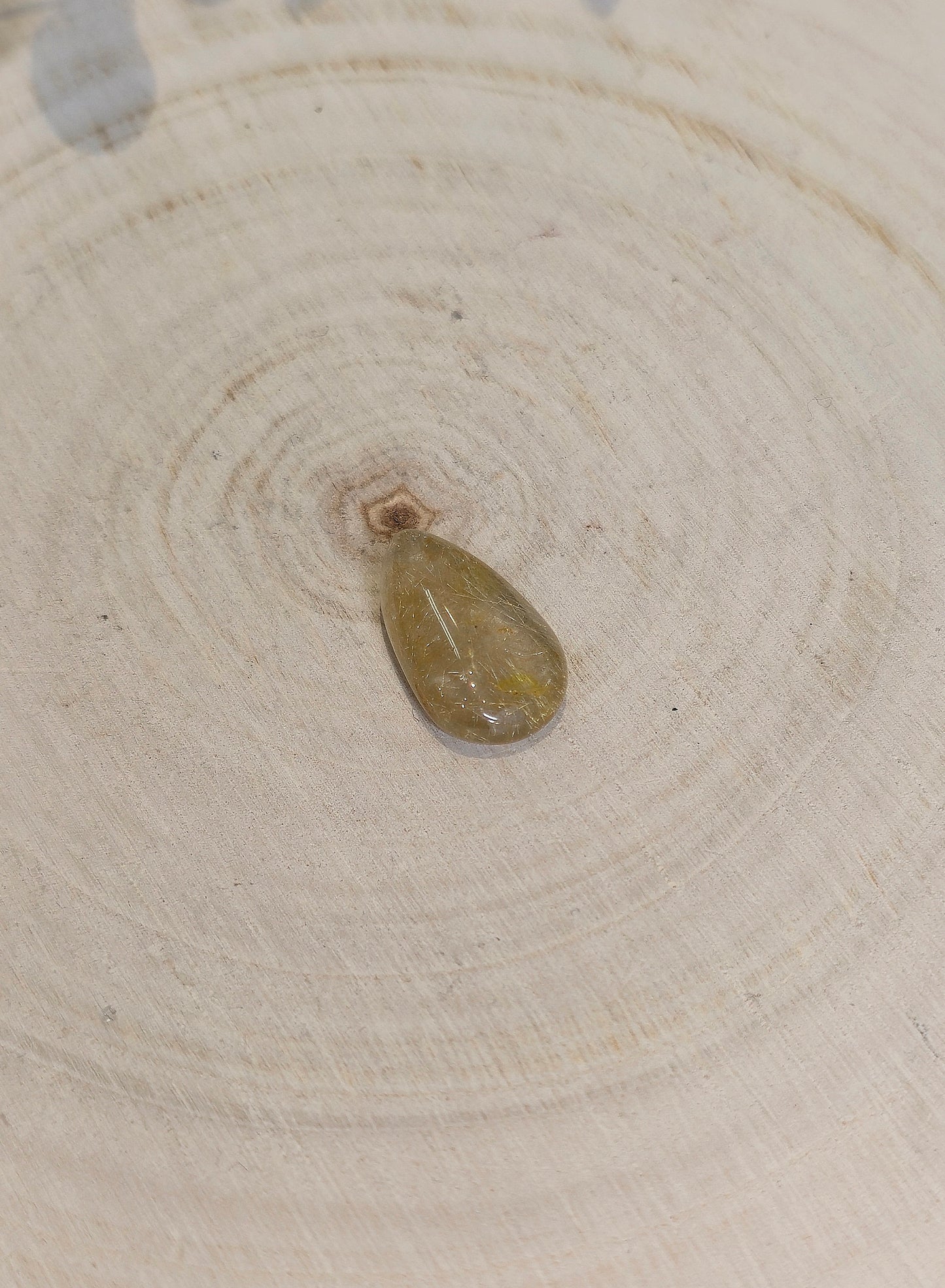 Quartz rutilé en goutte