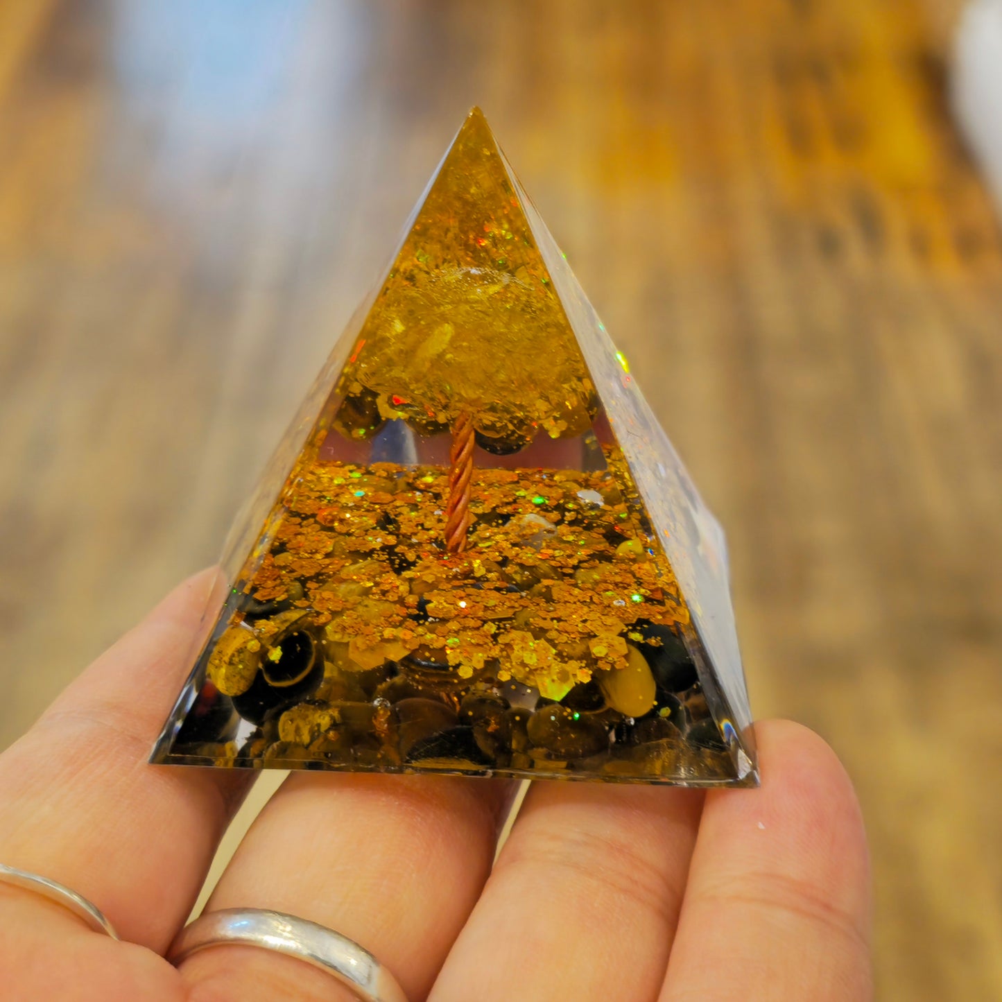 Pyramide orgonite Oeil de tigre et citrine