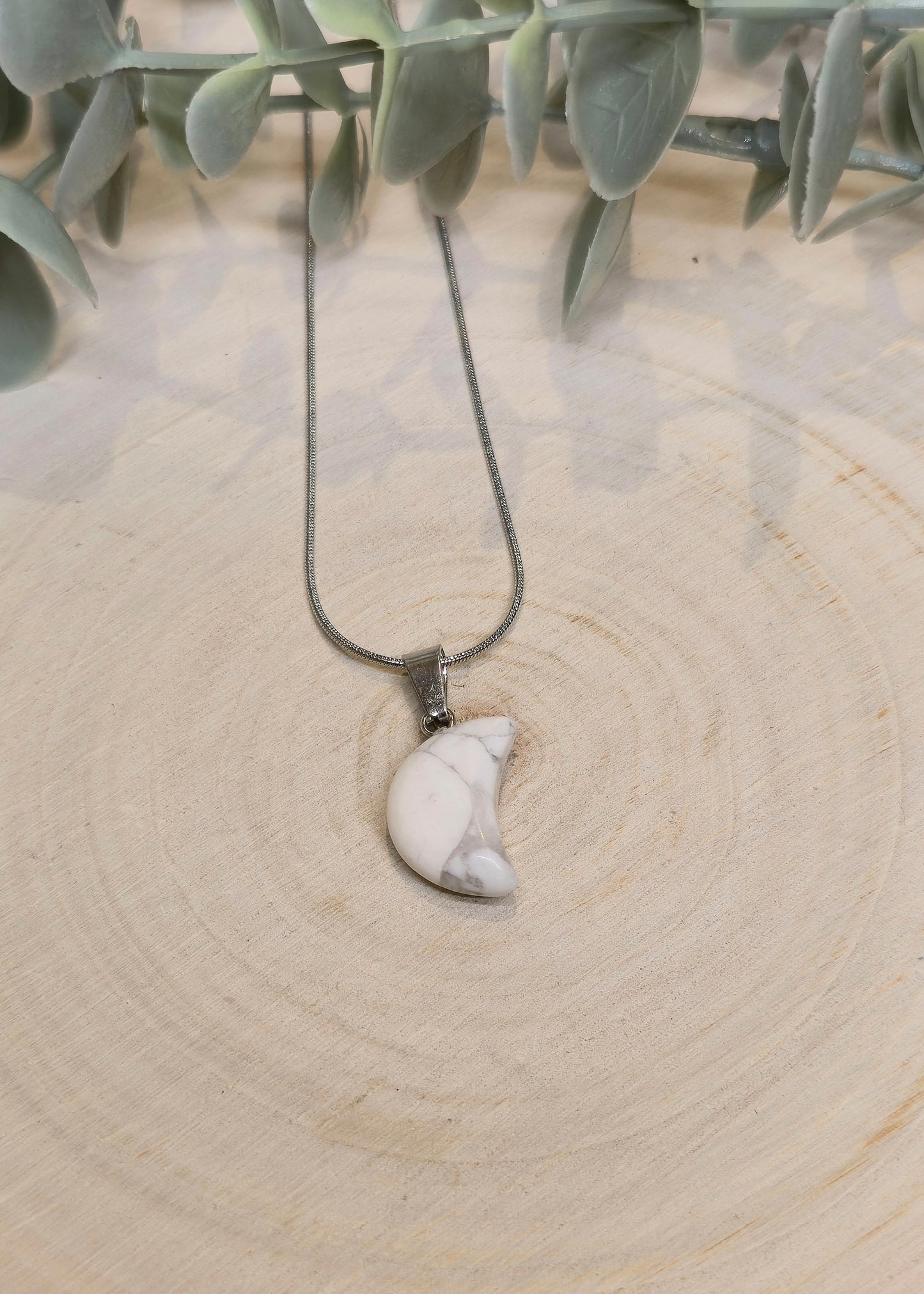 Collier en mini lune en Howlite
