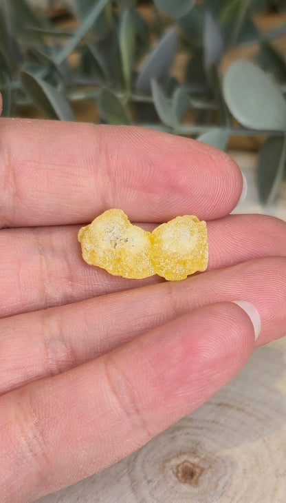 Brucite dorée brute