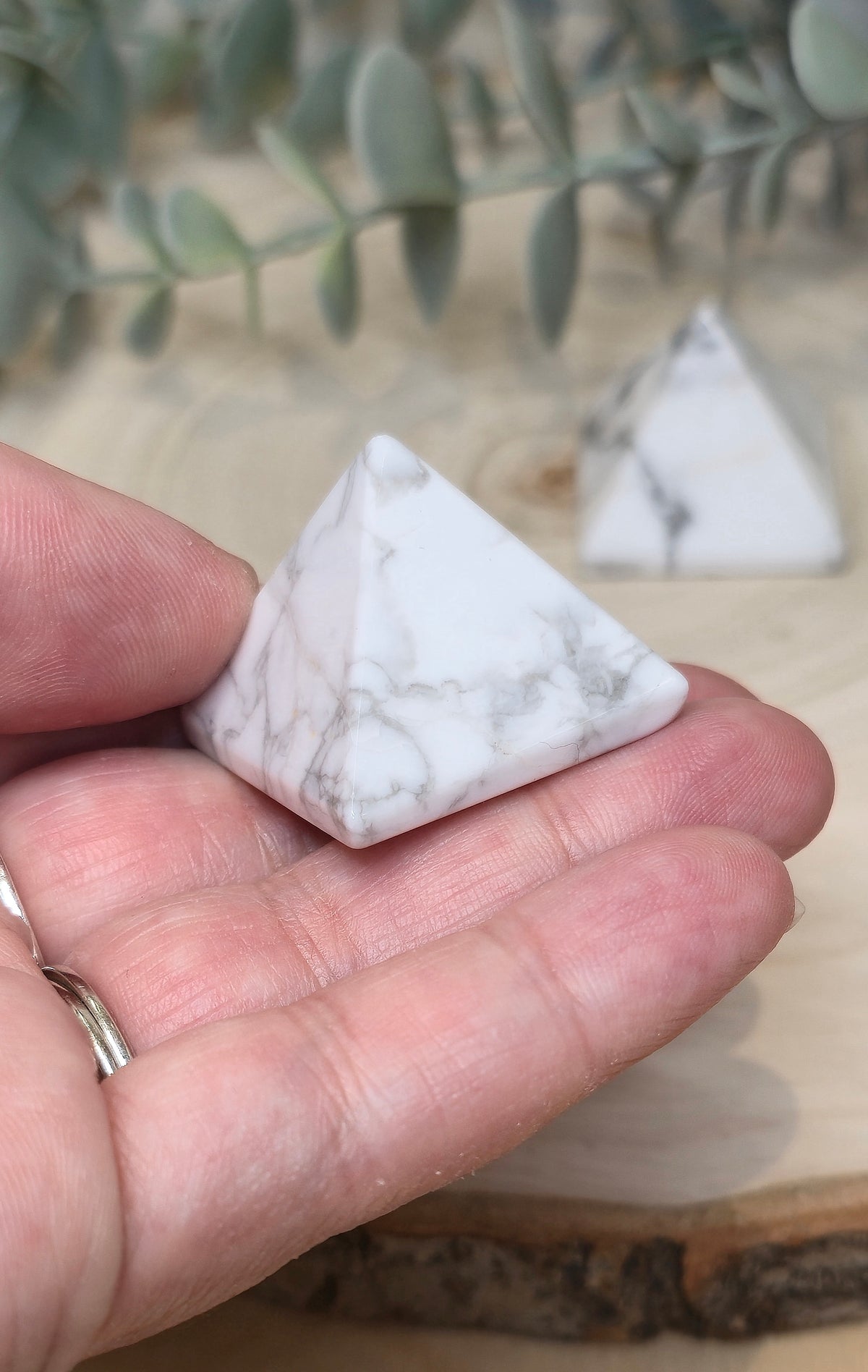 Pyramide Howlite
