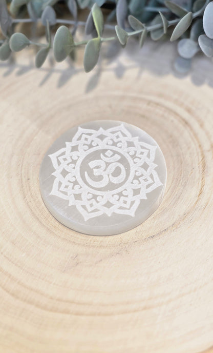 Sélénite Mandala OM gravé