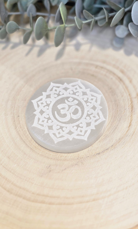 Sélénite Mandala OM gravé